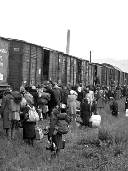 Sudetendeutsche werden im Mai 1946 per Zug von einem Lager in Modrany in Prag nach Deutschland deportiert.