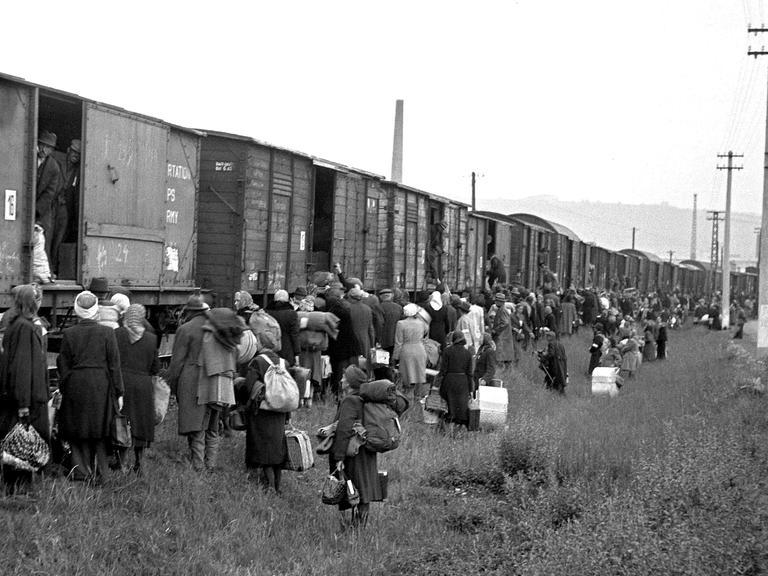 Sudetendeutsche werden im Mai 1946 per Zug von einem Lager in Modrany in Prag nach Deutschland deportiert.