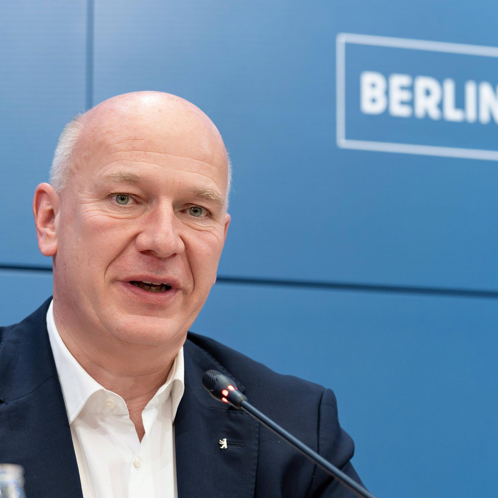 07.01.2026, Berlin, Berlins Bürgermeister Kai Wegner beim Pressebriefing zum Anschlag auf das Berliner Stromnetz im Roten Rathaus
