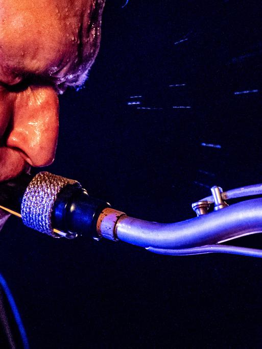 Ein Musiker bläst in ein Saxophon Ein Musiker bläst in ein Saxophon