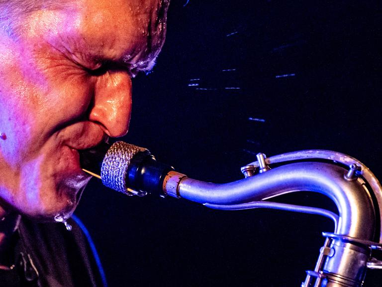 Ein Musiker bläst in ein Saxophon Ein Musiker bläst in ein Saxophon