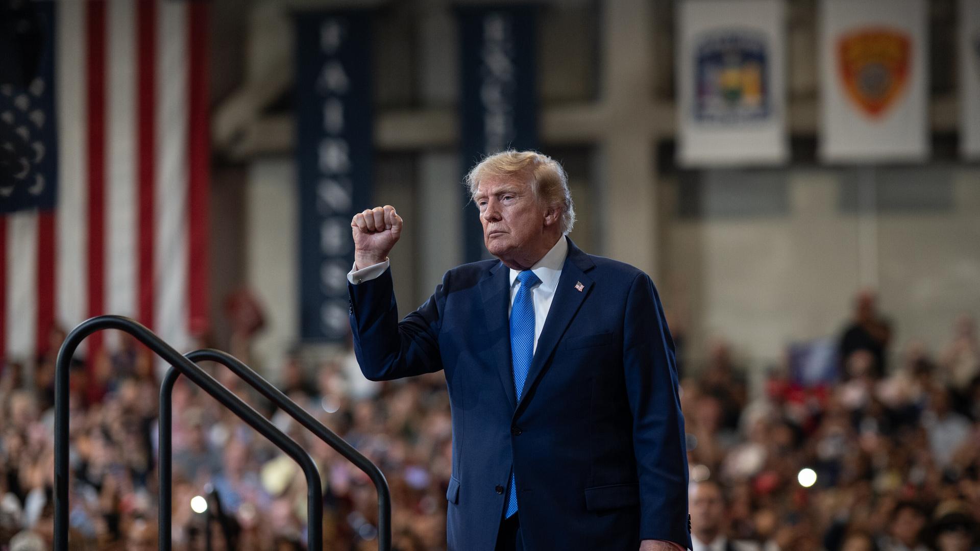 US-Präsident Donald Trump zeigt während einer Rede im David S. Mack Center for Training and Intelligence die geballte rechte Faust (New York, 14.08.206) US-Präsident Donald Trump zeigt während einer Rede im David S. Mack Center for Training and Intelligence die geballte rechte Faust (New York, 14.08.206)