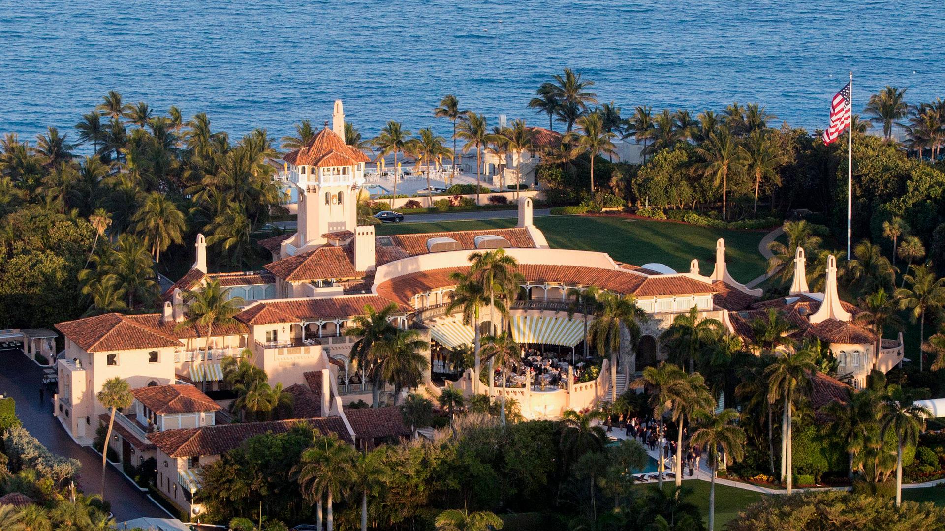 Dieses Archivfoto zeigt das Anwesen Mar-a-Lago in Palm Beach, Florida, USA. Dort residiert US-Präsident Donald Trump. Dieses Archivfoto zeigt das Anwesen Mar-a-Lago in Palm Beach, Florida, USA. Dort residiert US-Präsident Donald Trump.