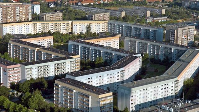 Eine Plattenbau-Siedlung nahe der Stadt Leipzig 