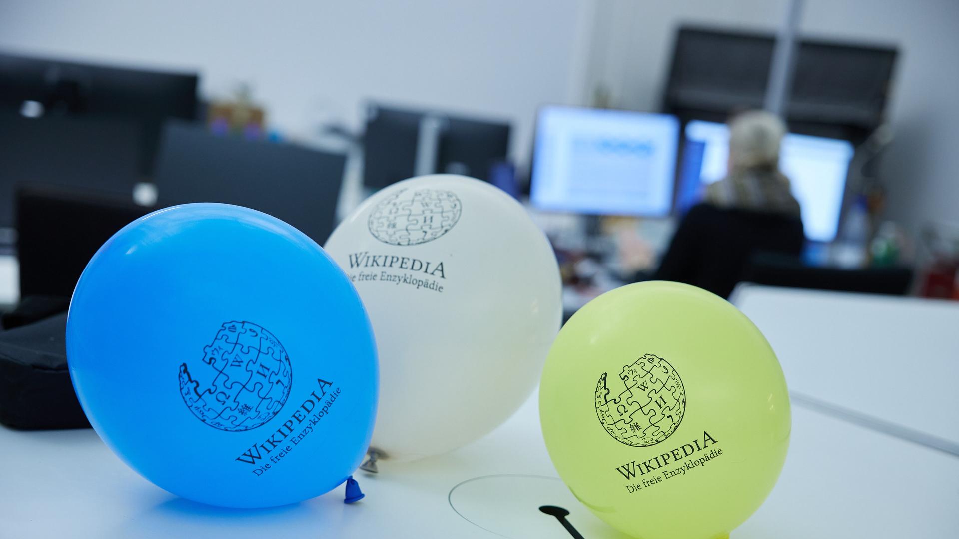 Luftballons mit dem Wikipedia-Schriftzug