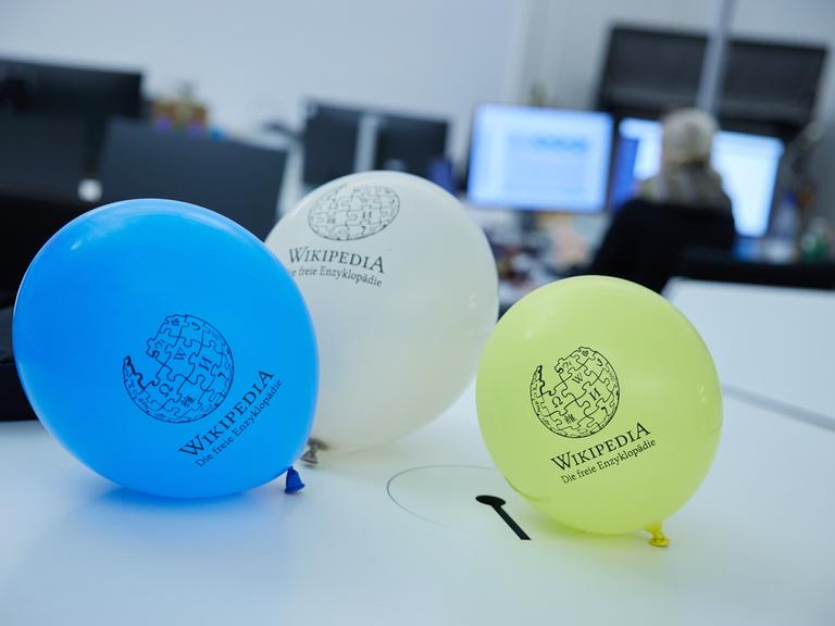 Luftballons mit dem Wikipedia-Schriftzug