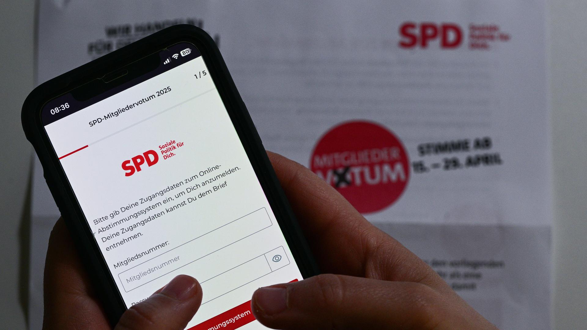Ein SPD-Mitglied stimmt mit seinem Smartphone beim Mitgliedervotum der Partei über den ausgehandelten Koalitionsvertrag ab. Ein SPD-Mitglied stimmt mit seinem Smartphone beim Mitgliedervotum der Partei über den ausgehandelten Koalitionsvertrag ab.