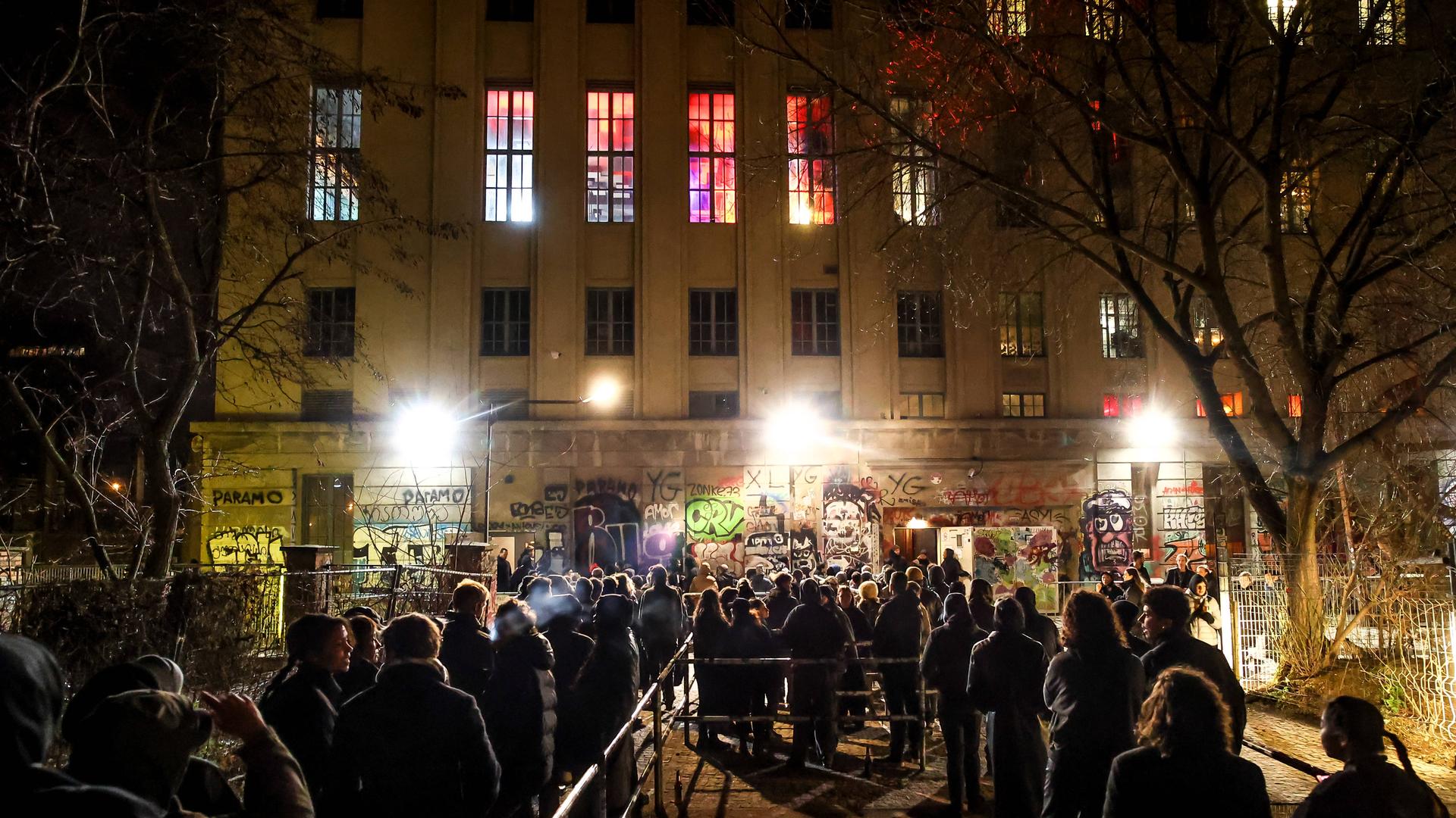 Meinschenschlange vor dem Berghain Club in Berlin Meinschenschlange vor dem Berghain Club in Berlin