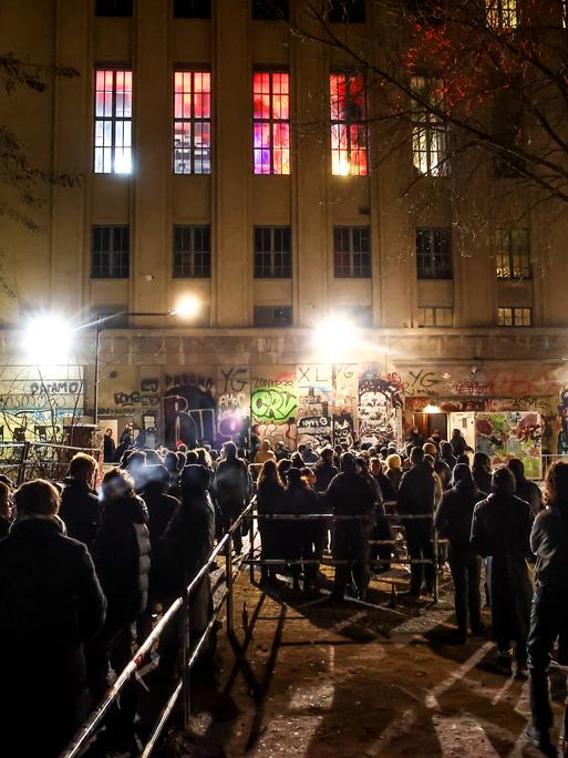 Meinschenschlange vor dem Berghain Club in Berlin
