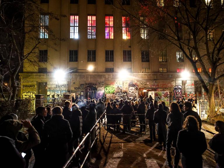 Meinschenschlange vor dem Berghain Club in Berlin
