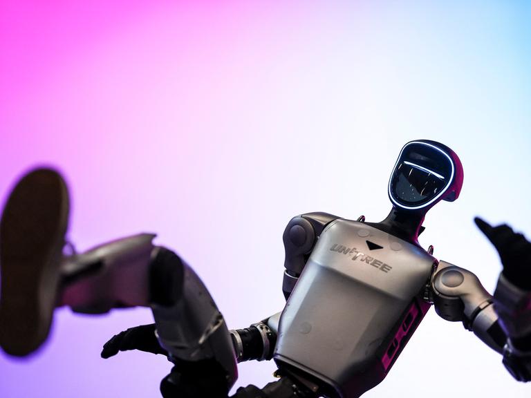 Humanoider Roboter von Unitree bei der Artificial Superintelligence Alliance in Lissabon im November 2025. Humanoider Roboter von Unitree bei der Artificial Superintelligence Alliance in Lissabon im November 2025.