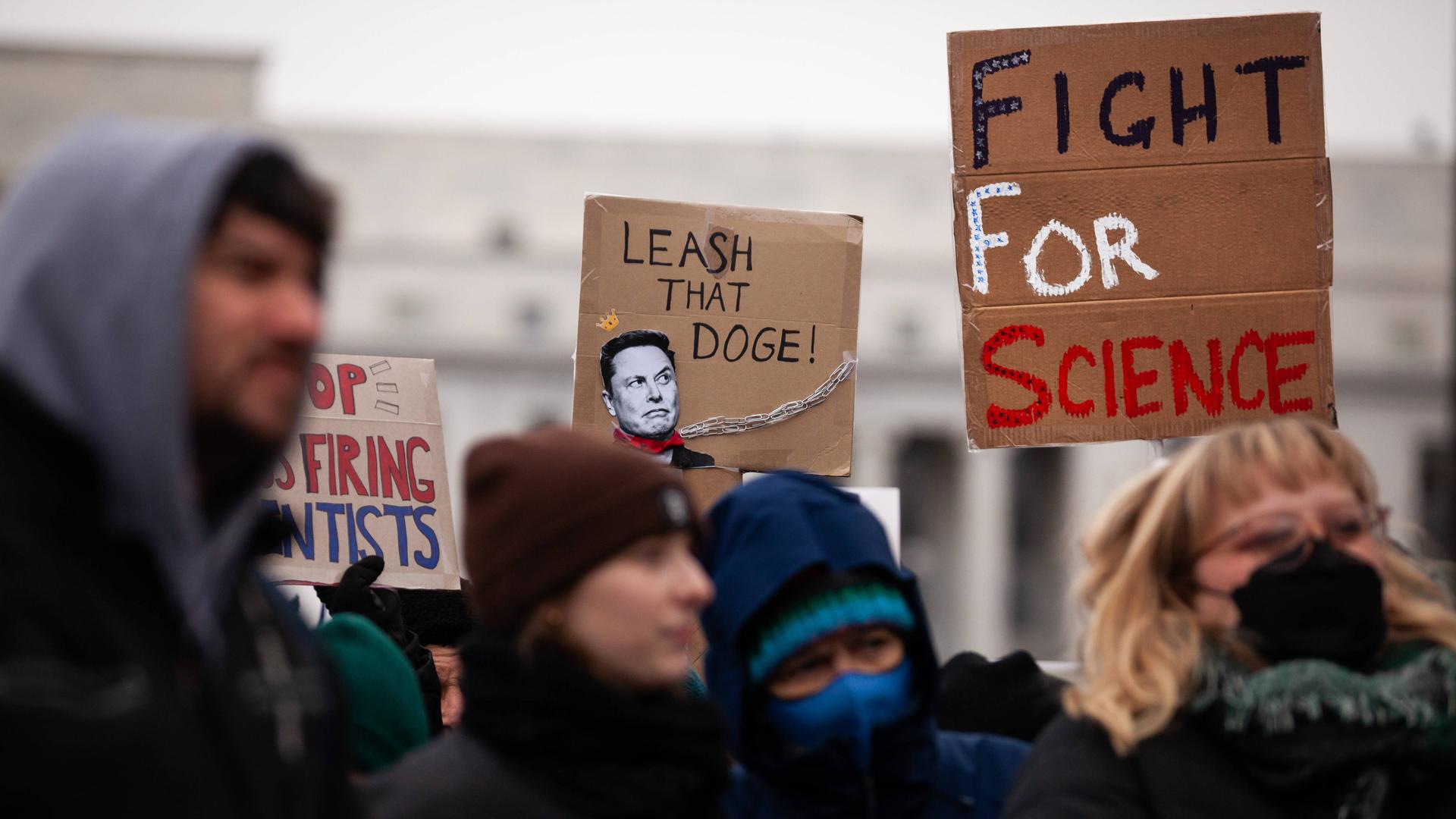 Ein Demonstration, auf der ein Plakat mit der Aufschrift "Fight For Science" gezeigt wird
