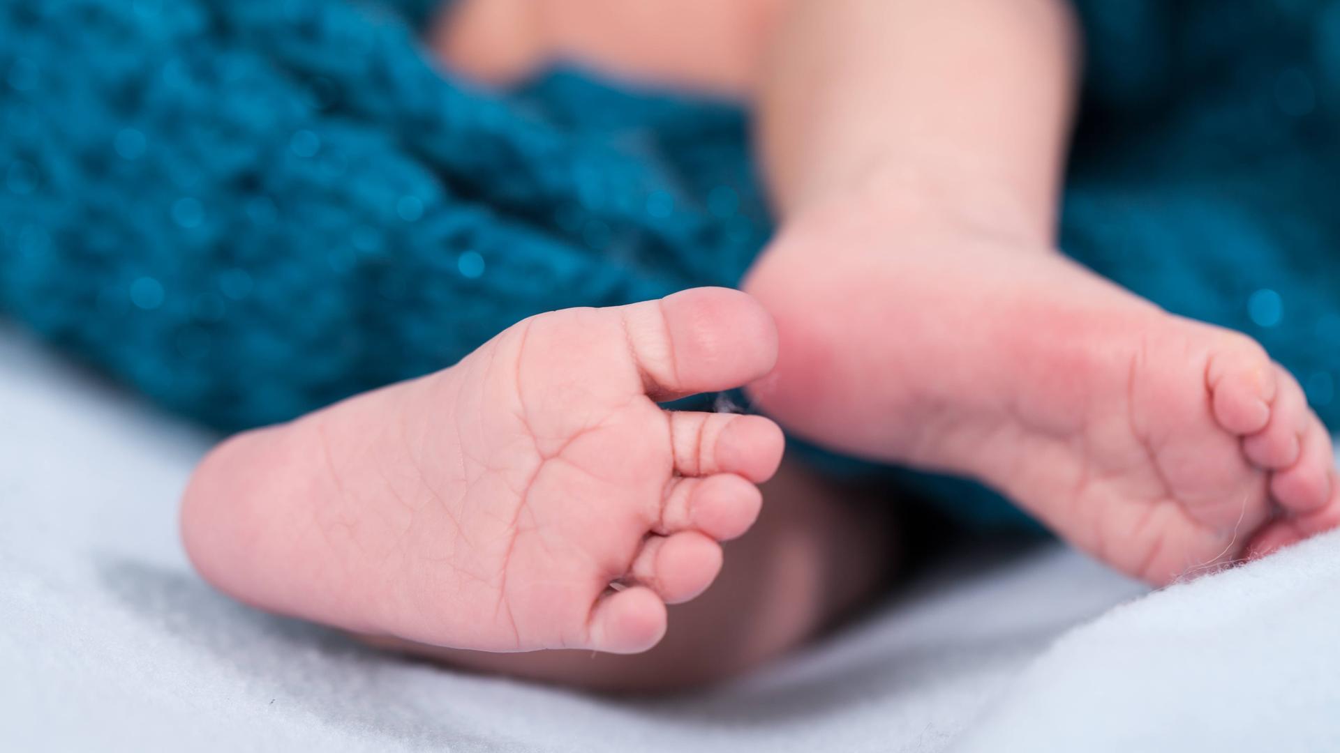 Füße eines neugeborenen Babys
