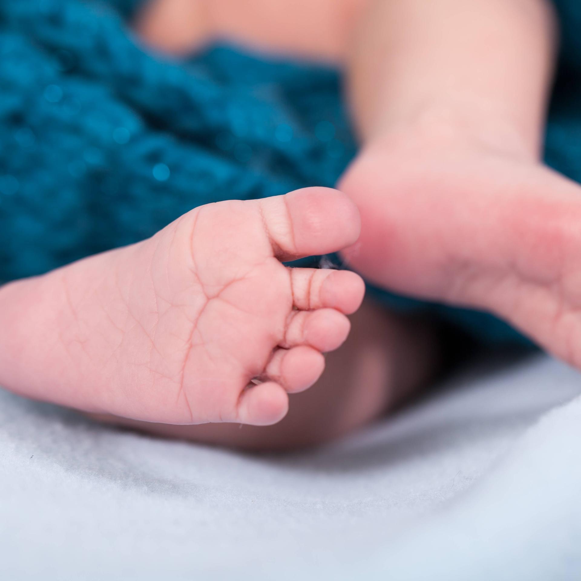 Füße eines neugeborenen Babys