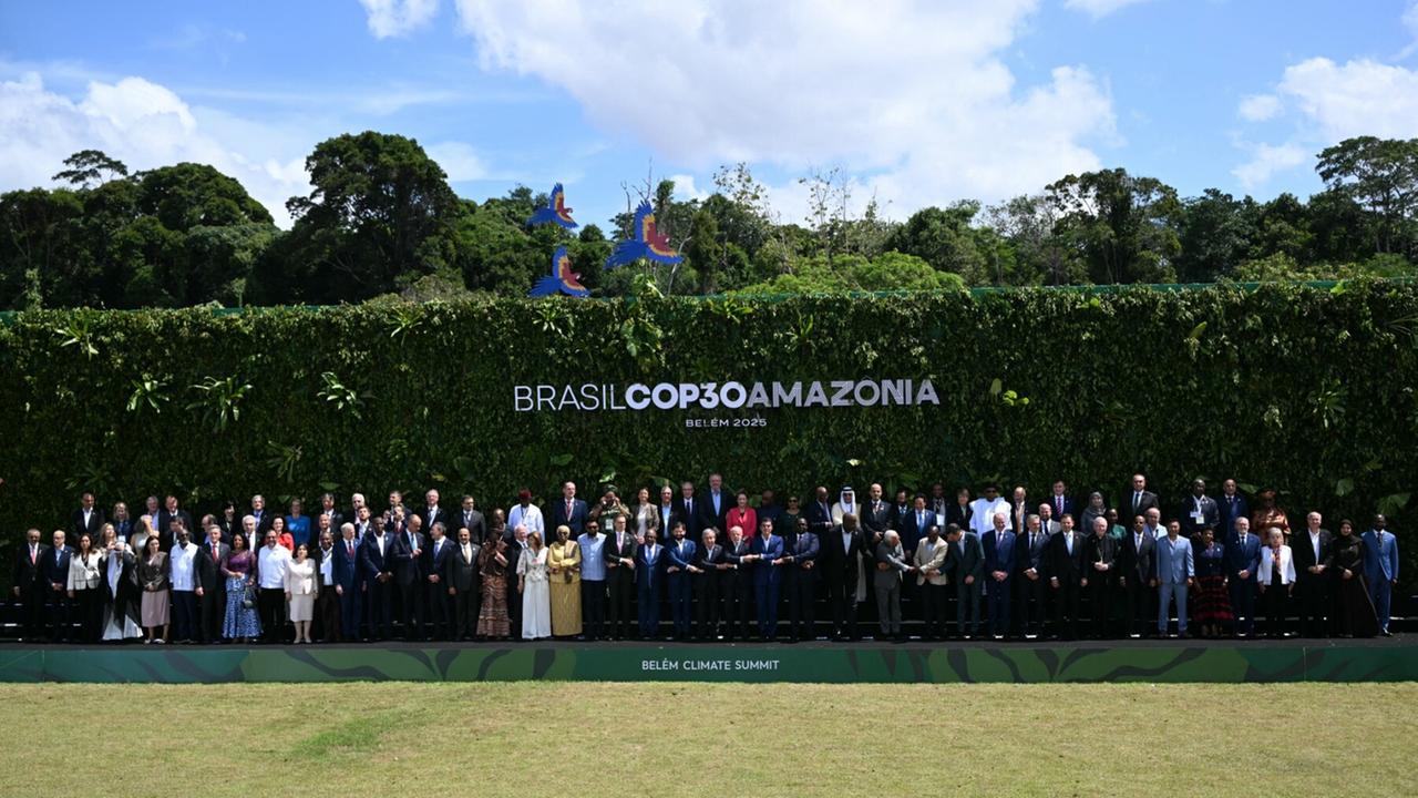 Gruppenfoto bei der 30. Weltklimakonferenz in Brasilien, Belem
