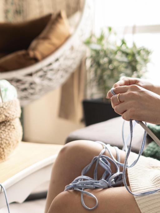 Eine Frau strickt