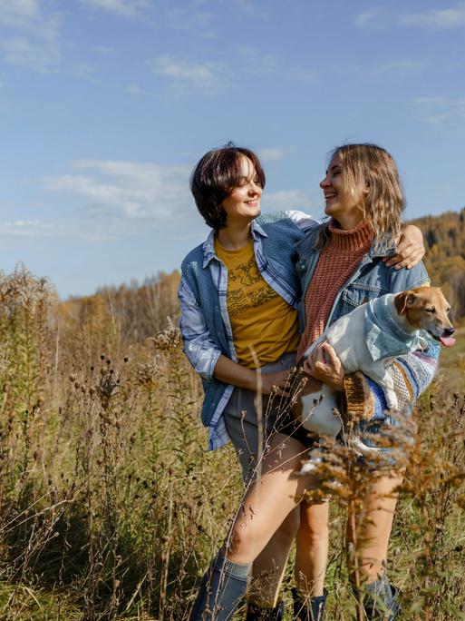 Zwei Frauen laufen Arm in Arm Zwei Frauen laufen Arm in Arm