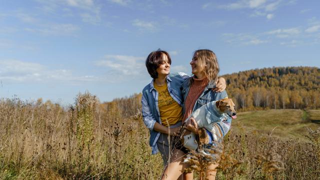 Zwei Frauen laufen Arm in Arm