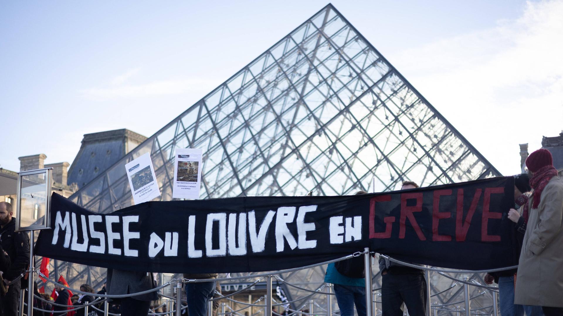 Angestellte protestieren vor dem Louvre Museum in Paris gegen die Arbeitsbedingungen