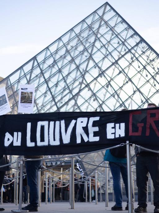 Angestellte protestieren vor dem Louvre Museum in Paris gegen die Arbeitsbedingungen