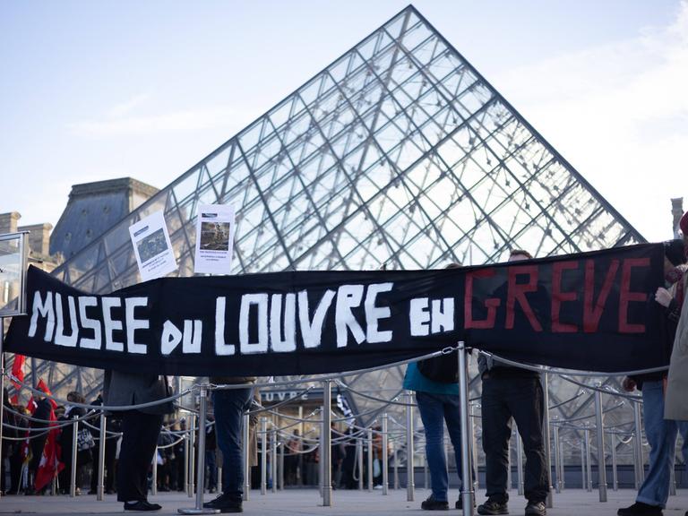 Angestellte protestieren vor dem Louvre Museum in Paris gegen die Arbeitsbedingungen