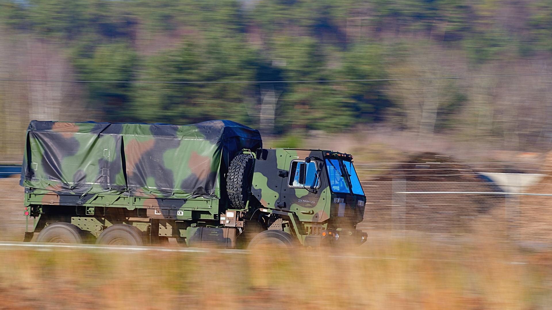 Militärfahrzeug mit Tarnfarben auf der US-Militärbasis Ramstein in Rheinland-Pfalz