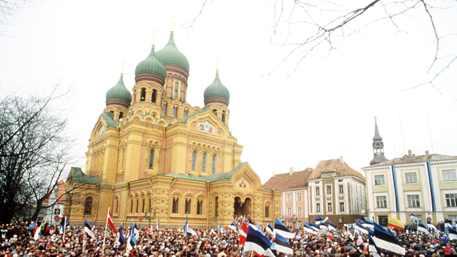 Menschen bei einer Demo in Tallinn 1990 Menschen bei einer Demo in Tallinn 1990
