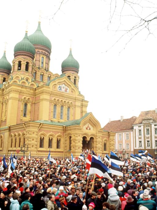Menschen bei einer Demo in Tallinn 1990