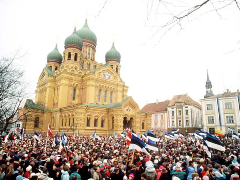 Menschen bei einer Demo in Tallinn 1990