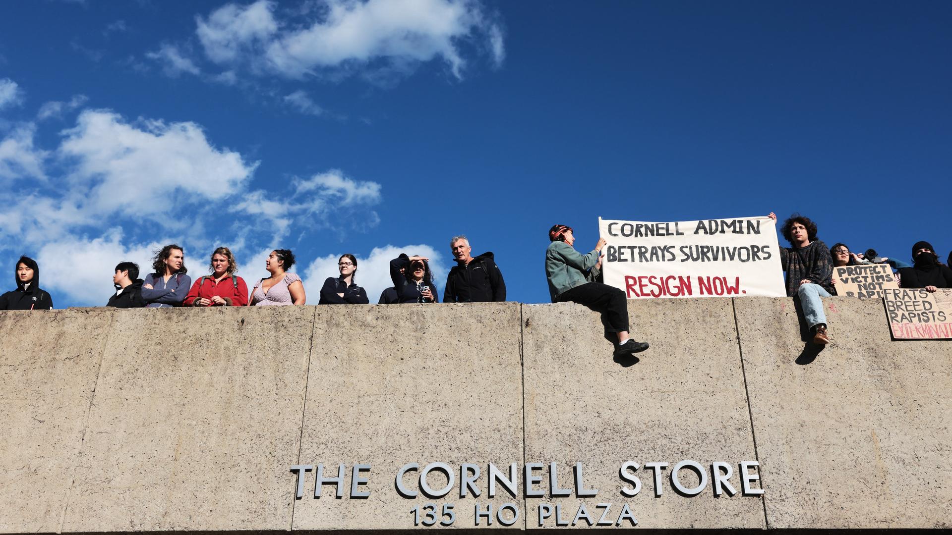 Hunderte Studierende protestieren am 5. Oktober 2026 auf dem Campus der Cornell-University gegen die Tatenlosigkeit der Verwaltung und sexualisierter Gewalt, Ithaca