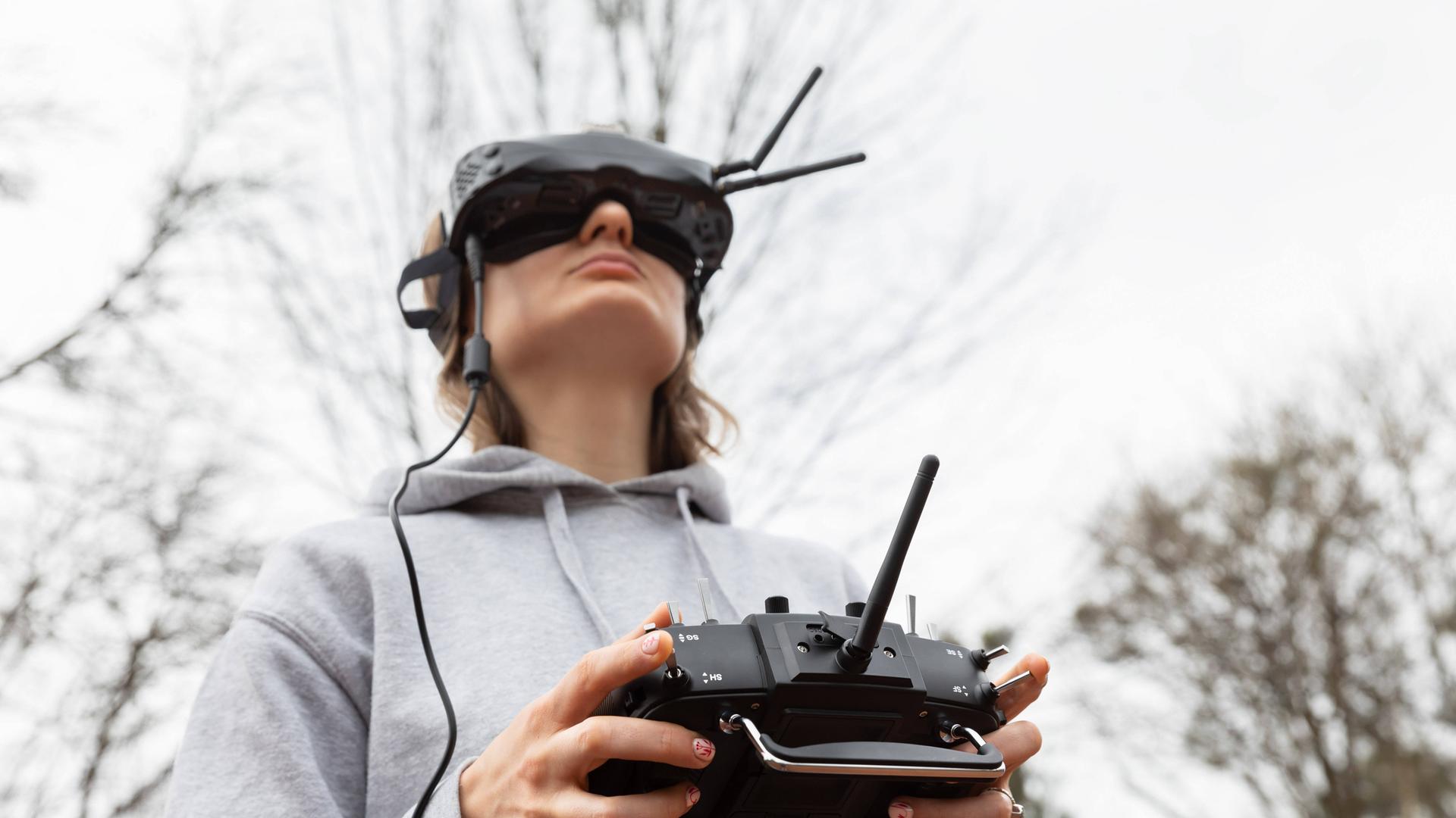 Eine Jugendliche übt im Frühjahr 2024 in Lwiw in der Westukraine das Fliegen mit einer FPV-Drohne