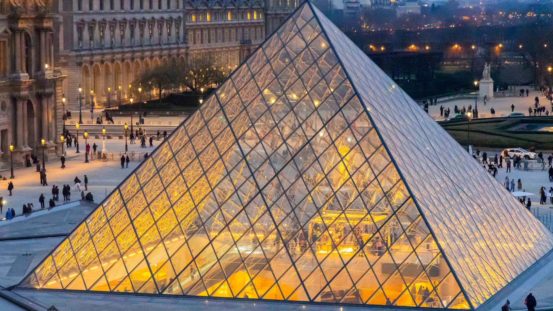 Glaspyramide des Museums Louvre in Paris