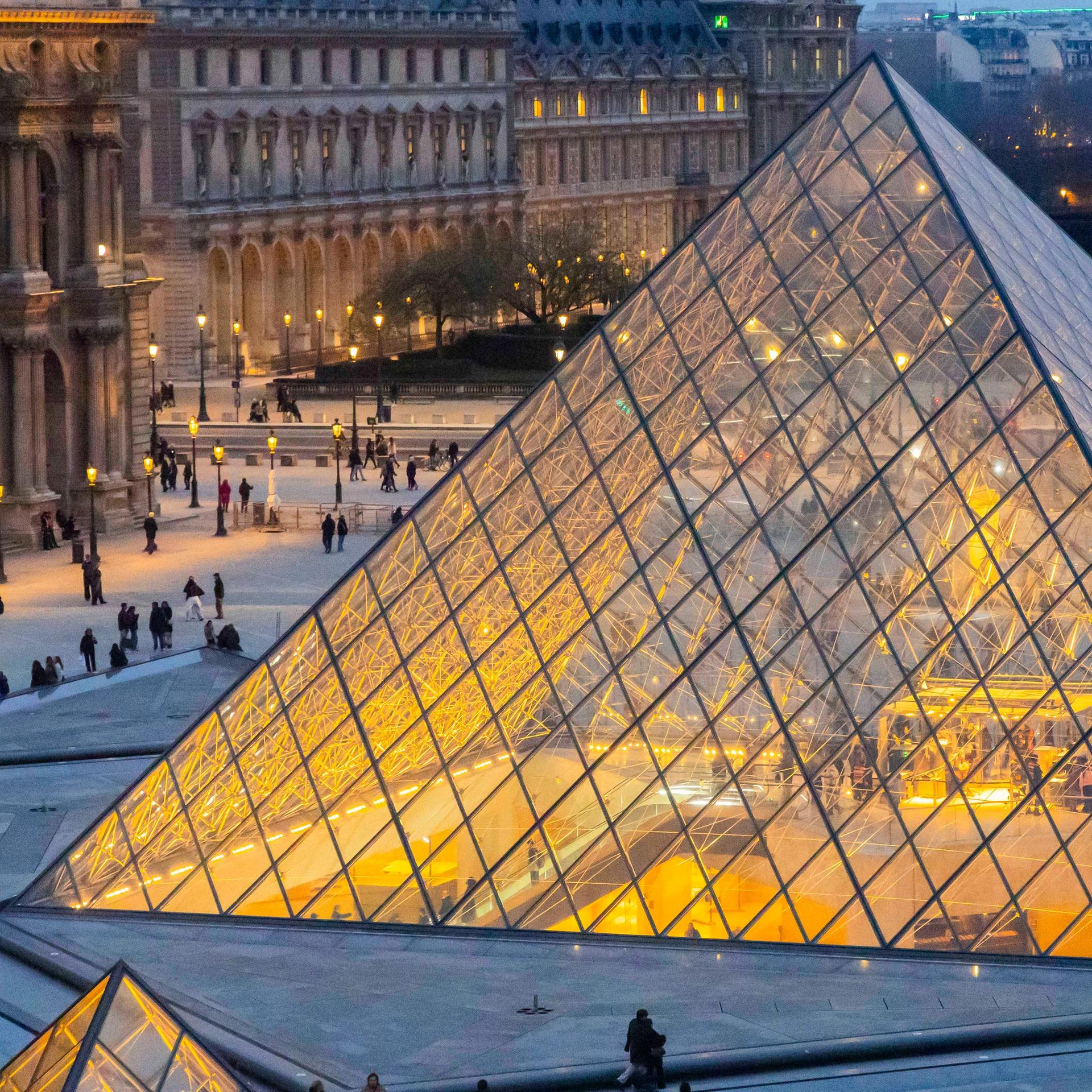 Glaspyramide des Museums Louvre in Paris