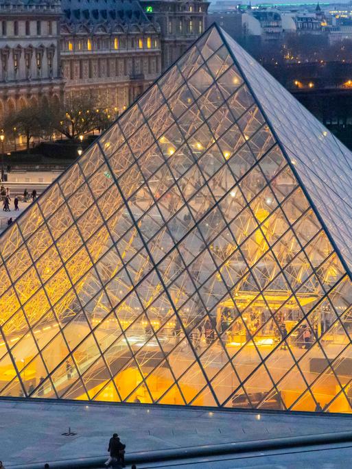 Glaspyramide des Museums Louvre in Paris