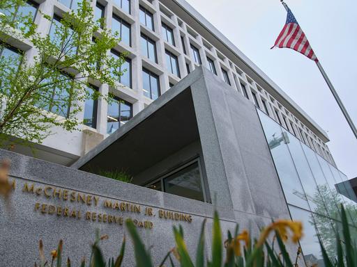 Sitz des Gremiums (Board of Governors) der US-Zentralbank im William McChesney Martin Jr. Gebäude in Washington, USA (7.04.2925) Sitz des Gremiums (Board of Governors) der US-Zentralbank im William McChesney Martin Jr. Gebäude in Washington, USA (7.04.2925)