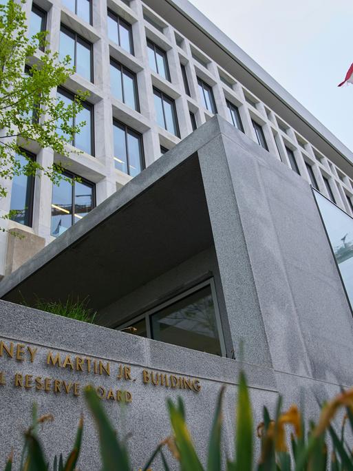 Sitz des Gremiums (Board of Governors) der US-Zentralbank im William McChesney Martin Jr. Gebäude in Washington, USA (7.04.2925) Sitz des Gremiums (Board of Governors) der US-Zentralbank im William McChesney Martin Jr. Gebäude in Washington, USA (7.04.2925)
