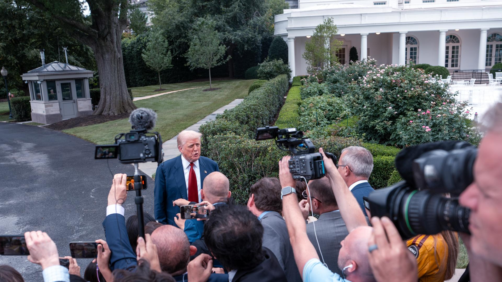 Donald Trump spricht vor Journalisten