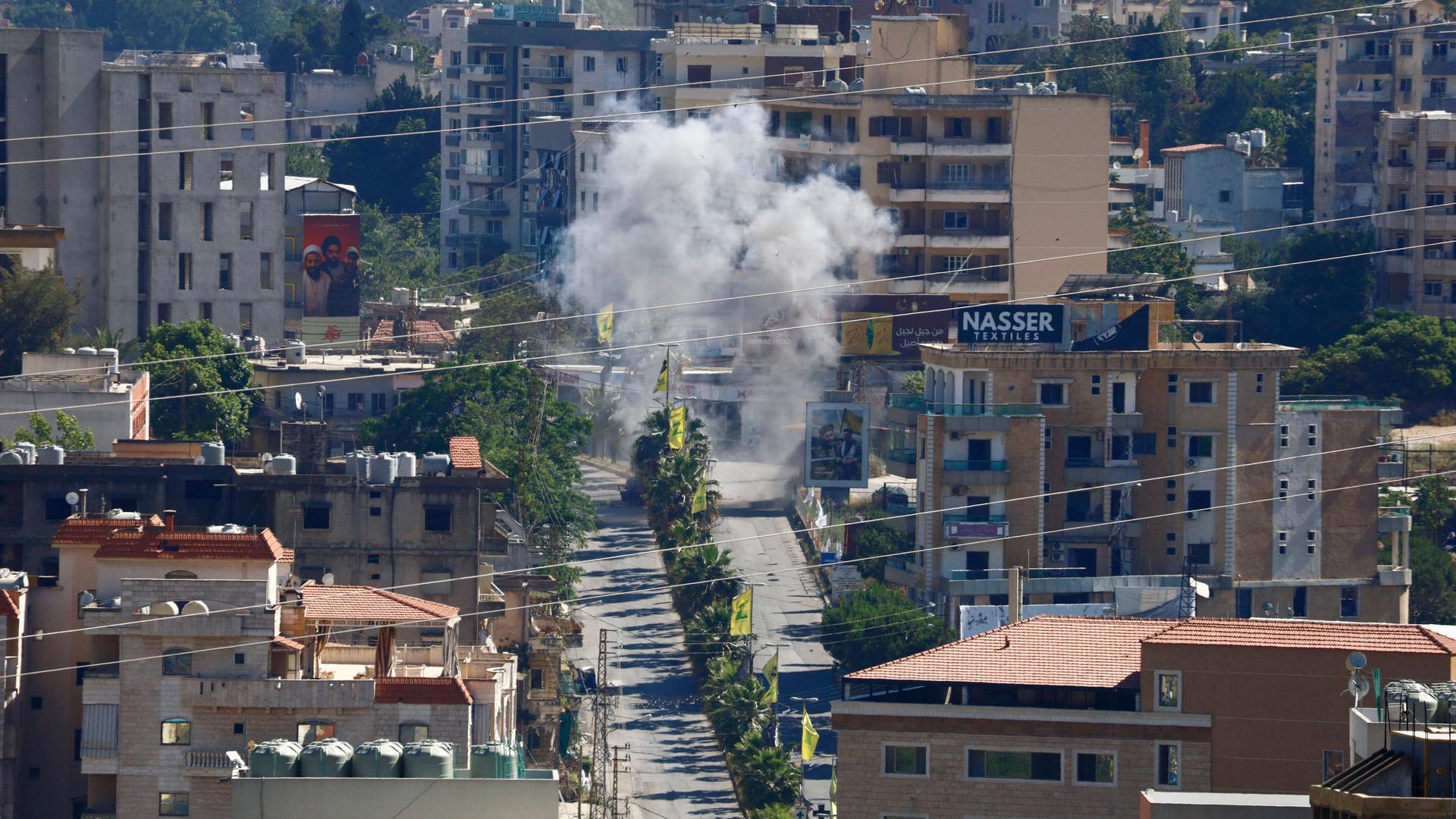 Rauch steigt in der südlibanesischen Stadt Nabatiye auf. 