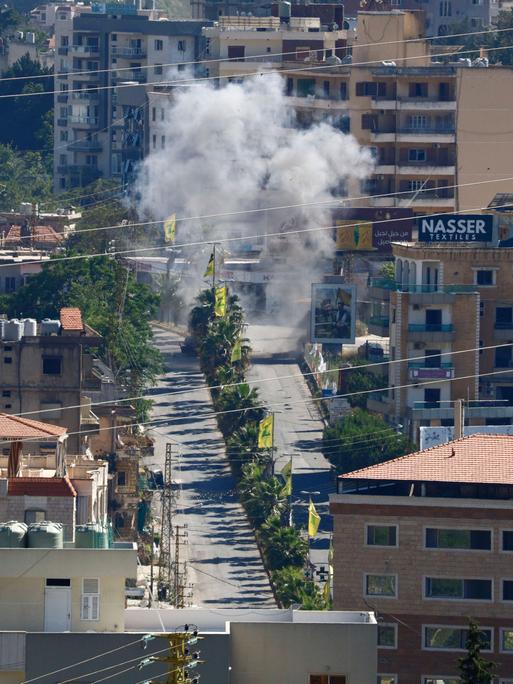 Ein israelische Drohne hat am 20. Juni 2026 einen doppelten Angriff auf ein Fahrzeug in der südlibanesischen Stadt Nabatiye durchgeführt, nahe der. Der Angriff verletzte eine Person und setzte das Fahrzeug in Brand, während die israelischen Angriffe im…