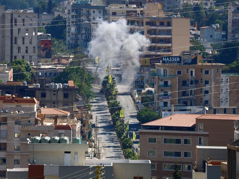Ein israelische Drohne hat am 20. Juni 2026 einen doppelten Angriff auf ein Fahrzeug in der südlibanesischen Stadt Nabatiye durchgeführt, nahe der. Der Angriff verletzte eine Person und setzte das Fahrzeug in Brand, während die israelischen Angriffe im…