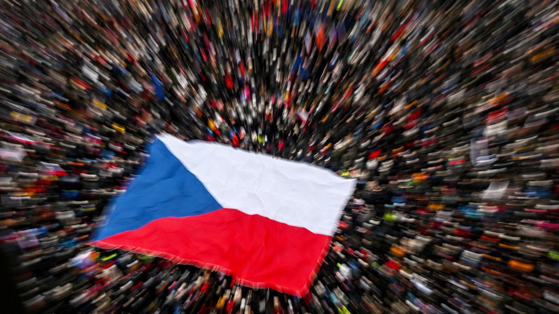 Menschen zeigen eine riesige Flagge der Tschechischen Republik bei einer Demonstration gegen die Regierung (Prag, 01.02.2026)