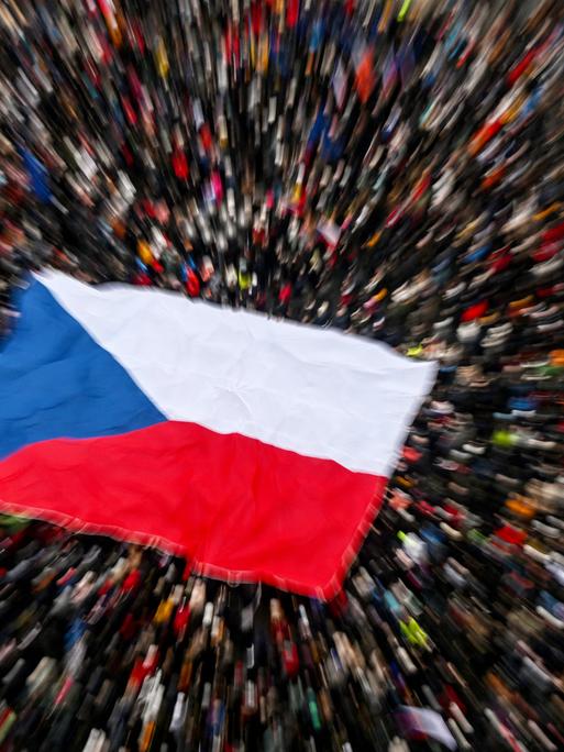 Menschen zeigen eine riesige Flagge der Tschechischen Republik bei einer Demonstration gegen die Regierung (Prag, 01.02.2026)