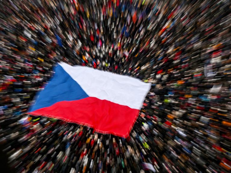 Menschen zeigen eine riesige Flagge der Tschechischen Republik bei einer Demonstration gegen die Regierung (Prag, 01.02.2026)