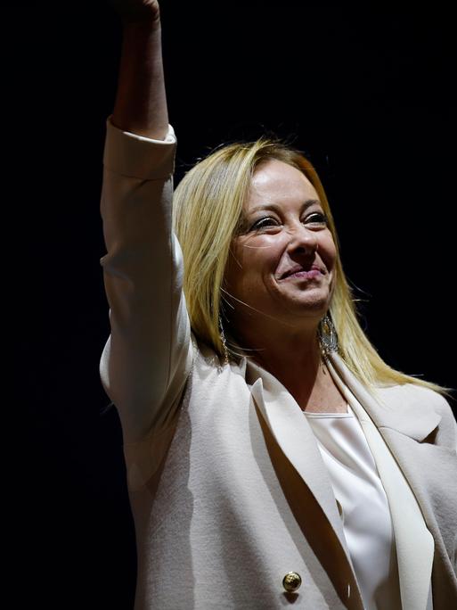 Giorgia Meloni waehrend der Wahlkampfveranstaltung der Mitte-Rechts-Koalition auf dem Piazza del Popolo am 22. September 2022 in Rom, Italien.