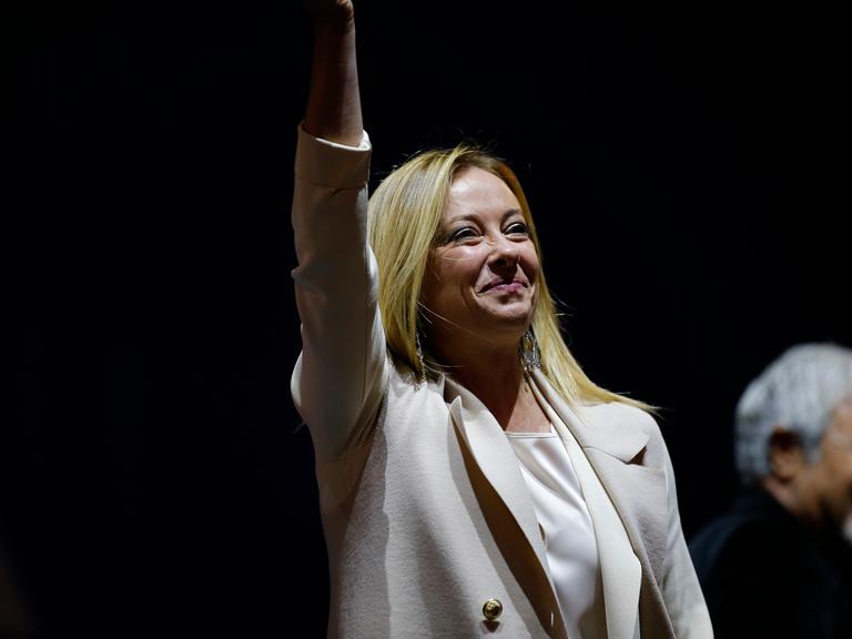 Giorgia Meloni waehrend der Wahlkampfveranstaltung der Mitte-Rechts-Koalition auf dem Piazza del Popolo am 22. September 2022 in Rom, Italien.