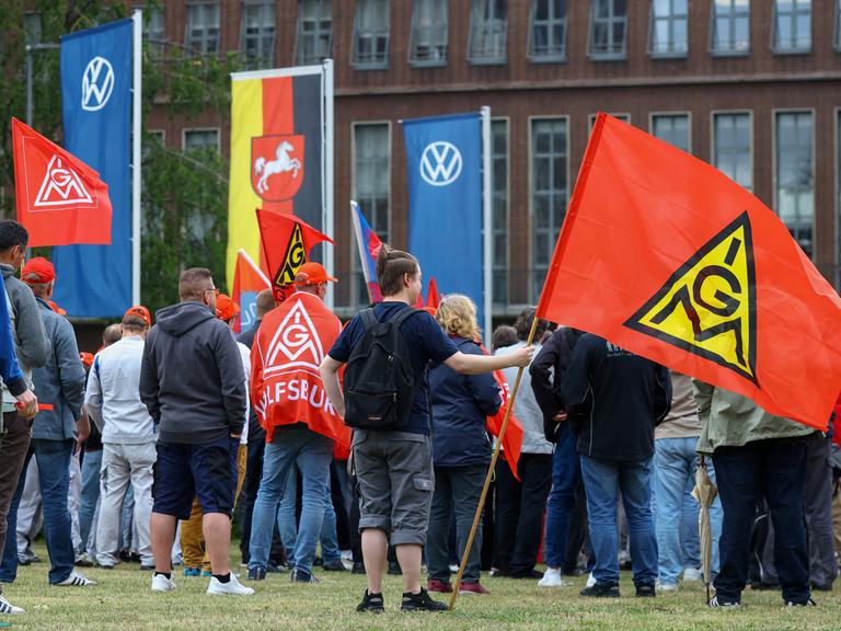 Mitarbeiter von Volkswagen stehen mit Fahnen der Gewerkschaft IG Metall bei einer Kundgebung gegen Umstrukturierungen und Pläne für massiven Stellenabbau am VW-Stammsitz im Volkswagenwerk Wolfsburg (9.07.2026) Mitarbeiter von Volkswagen stehen mit Fahnen der Gewerkschaft IG Metall bei einer Kundgebung gegen Umstrukturierungen und Pläne für massiven Stellenabbau am VW-Stammsitz im Volkswagenwerk Wolfsburg (9.07.2026)