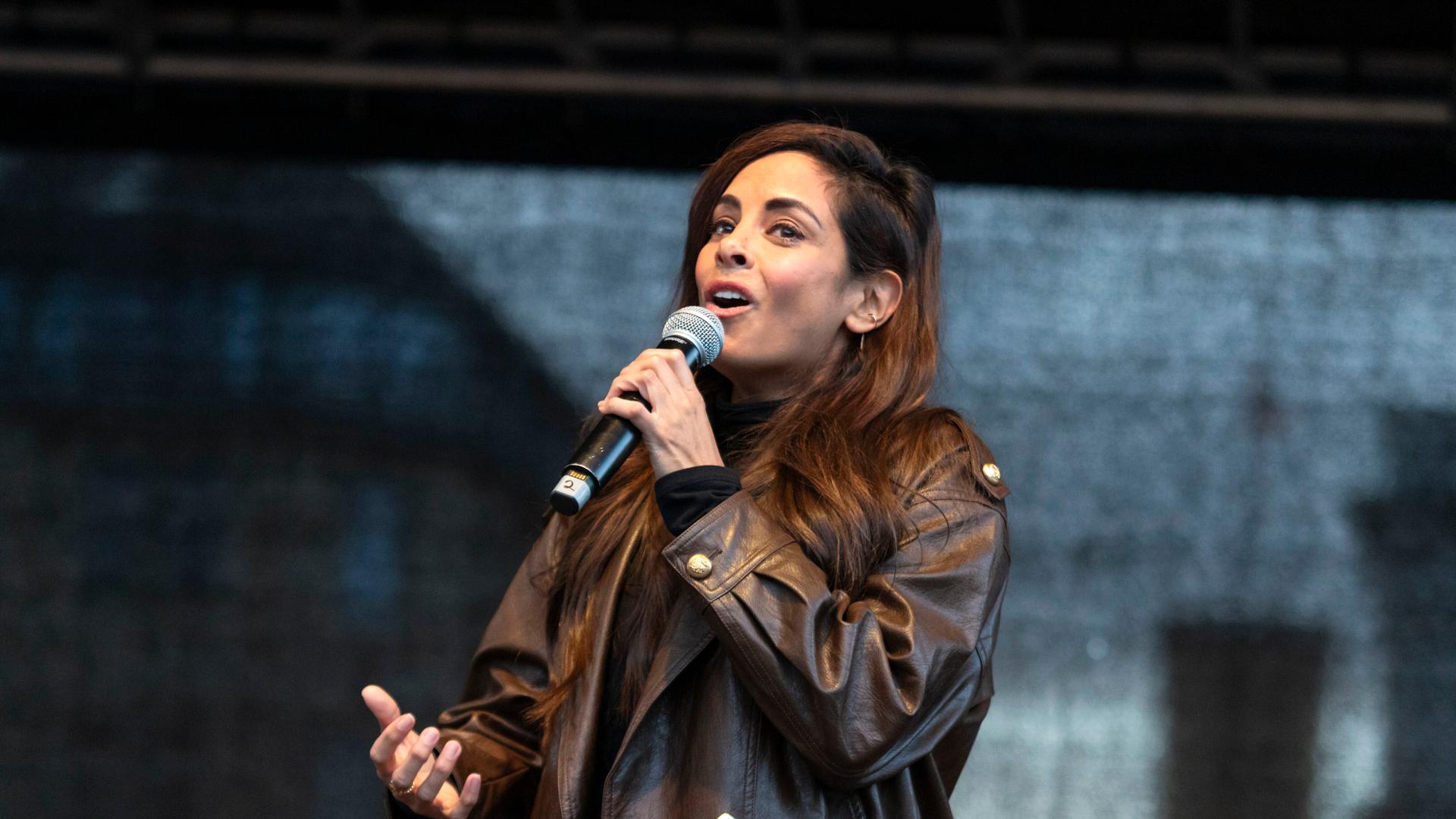 Collien Fernandes spricht auf der Bühne durchs Mikro auf der Demonstration gegen sexualisierte Gewalt unter dem Motto 'Es reicht! Die Scham muss die Seite wechseln' (Hamburg, 26.03.2026)