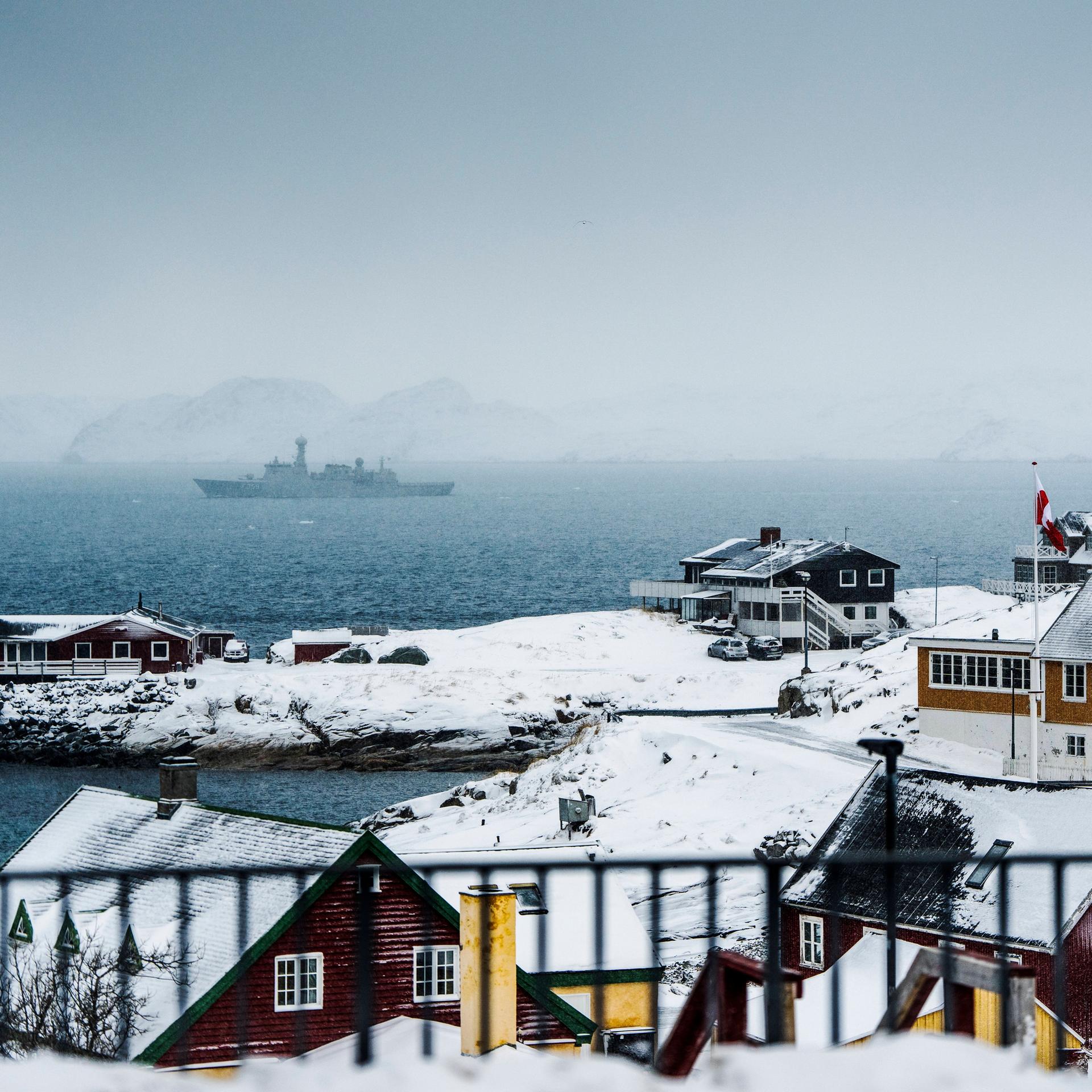 Das Inspektionsschiff HDMS Vaedderen der dänischen Marine läuft aus Nuuk aus.