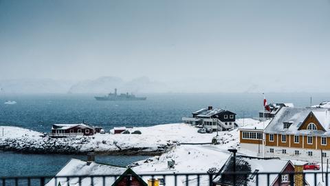 Das Inspektionsschiff HDMS Vaedderen der dänischen Marine läuft aus Nuuk aus.