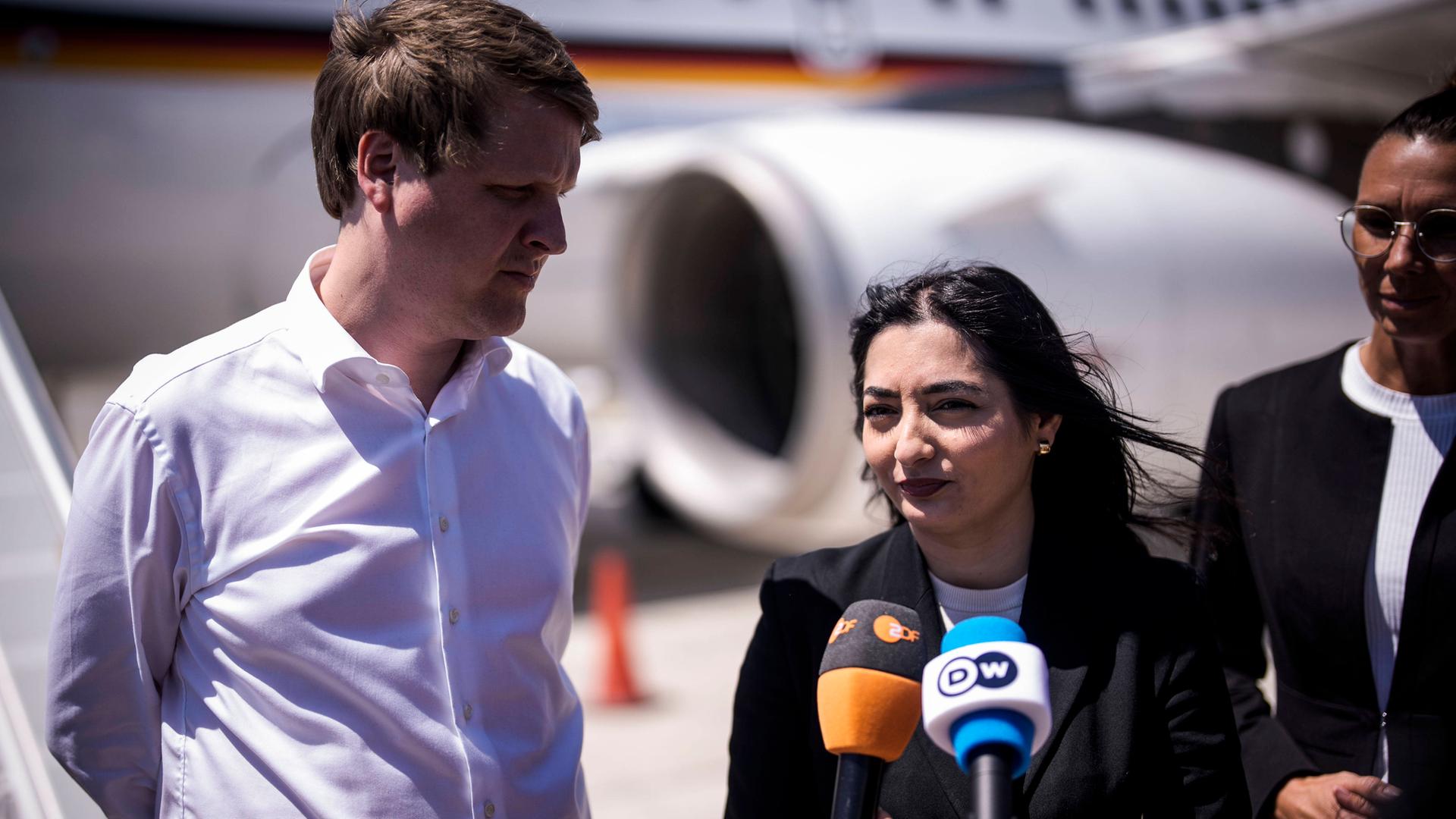 Reem Alabali-Radovan (SPD), Bundesministerin fuer wirtschaftliche Zusammenarbeit und Entwicklung, bricht aus Sicherheitsgründen die geplante Reise nach Beirut, Libanon, ab. Sie spricht vor Journalisten in ein Mikrofon auf der Landebahn eines Flughafens.